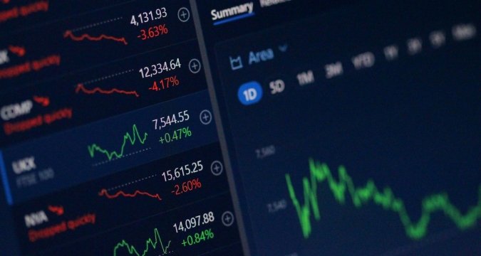 Traders reacting to US tariff news in stock market