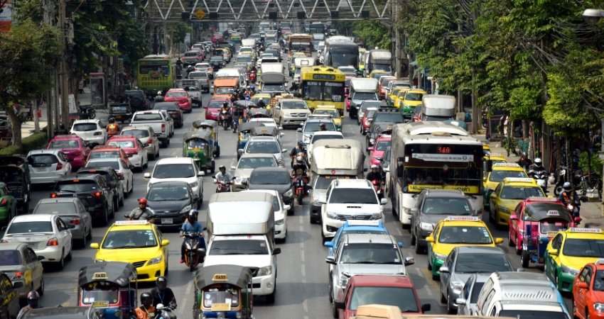 Traffic adds to air pollution