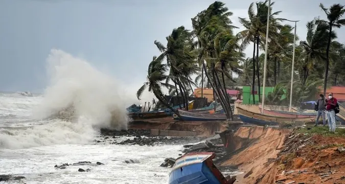 High waves and rough sea conditions during Cyclone Montha along India’s east coast