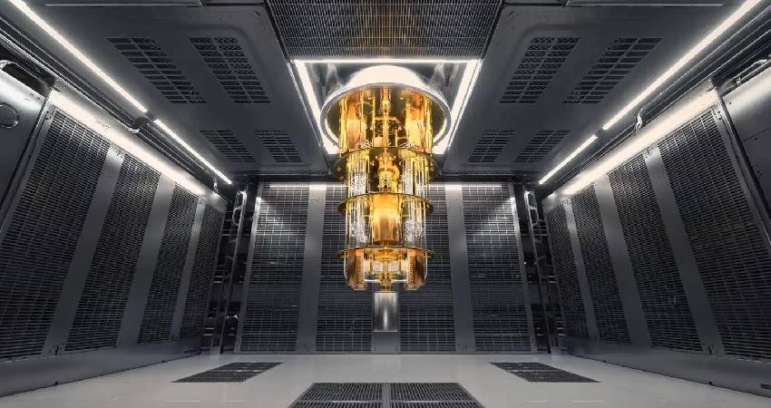 Futuristic quantum computer glowing with blue lights symbolizing India’s digital transformation.