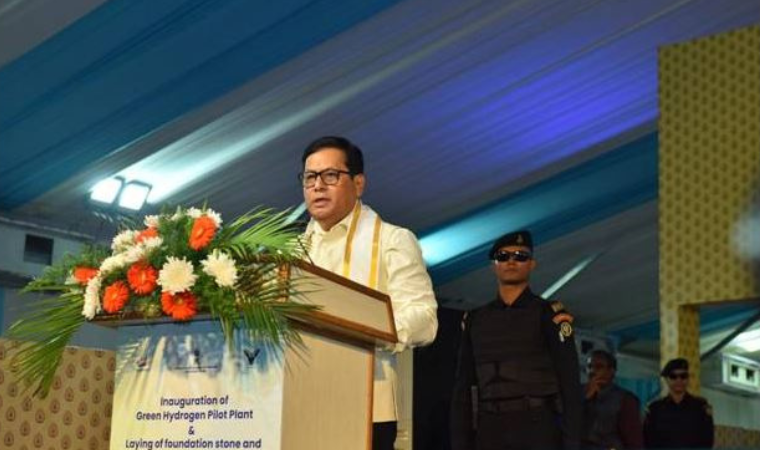 Union Minister paying tribute to freedom fighter V.O. Chidambaranar at Tuticorin.