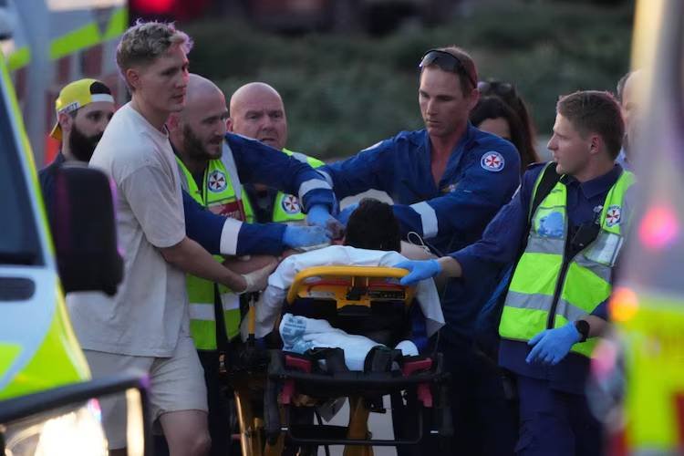Police security outside synagogue after anti-Semitic attacks worldwide