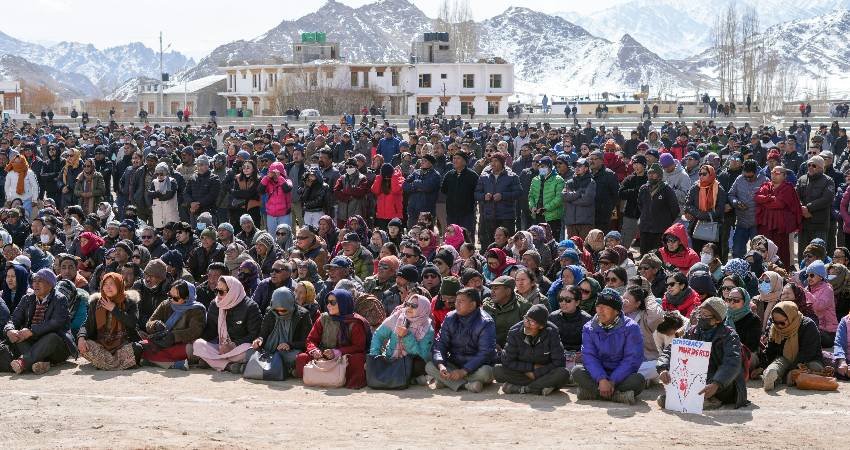 Ladakhi community leaders discussing statehood