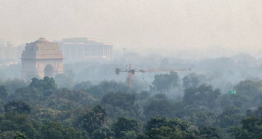 Heavy smog covering India Gate in Delhi due to severe air pollution.