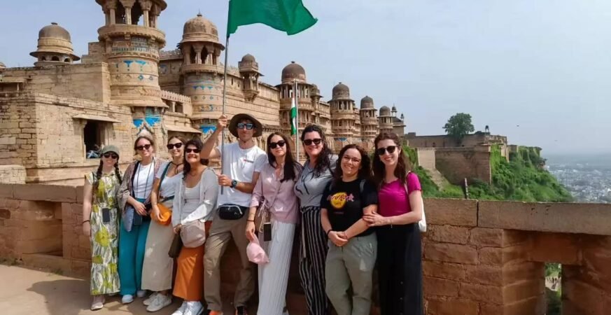 Poor tourism infrastructure near Indian heritage site affecting tourist experience