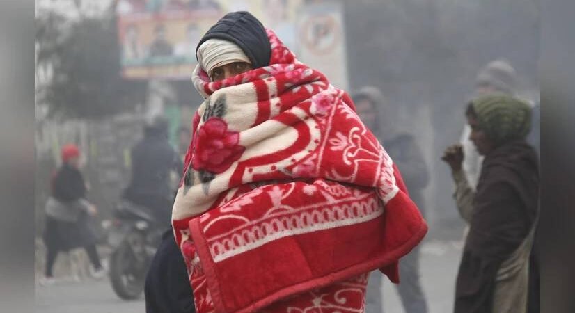 Dense December fog covering a North Indian city as winter 2025 shows unusual temperature changes.