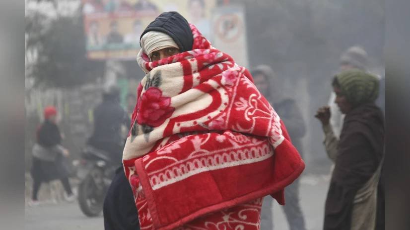Dense December fog covering a North Indian city as winter 2025 shows unusual temperature changes.